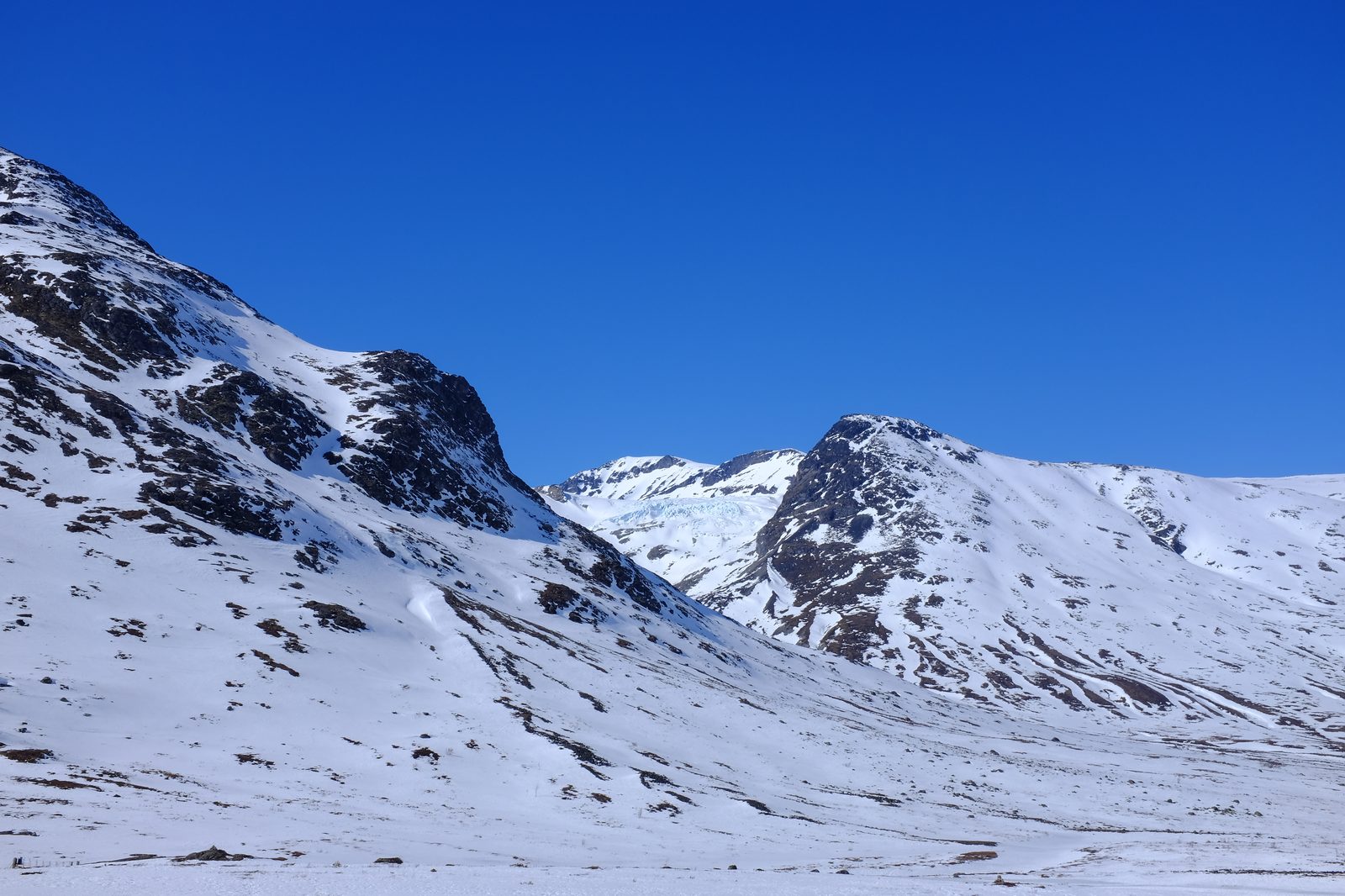 Galdhøpiggen og Svellnosbreen i Jotunheimen med snødekkede topper