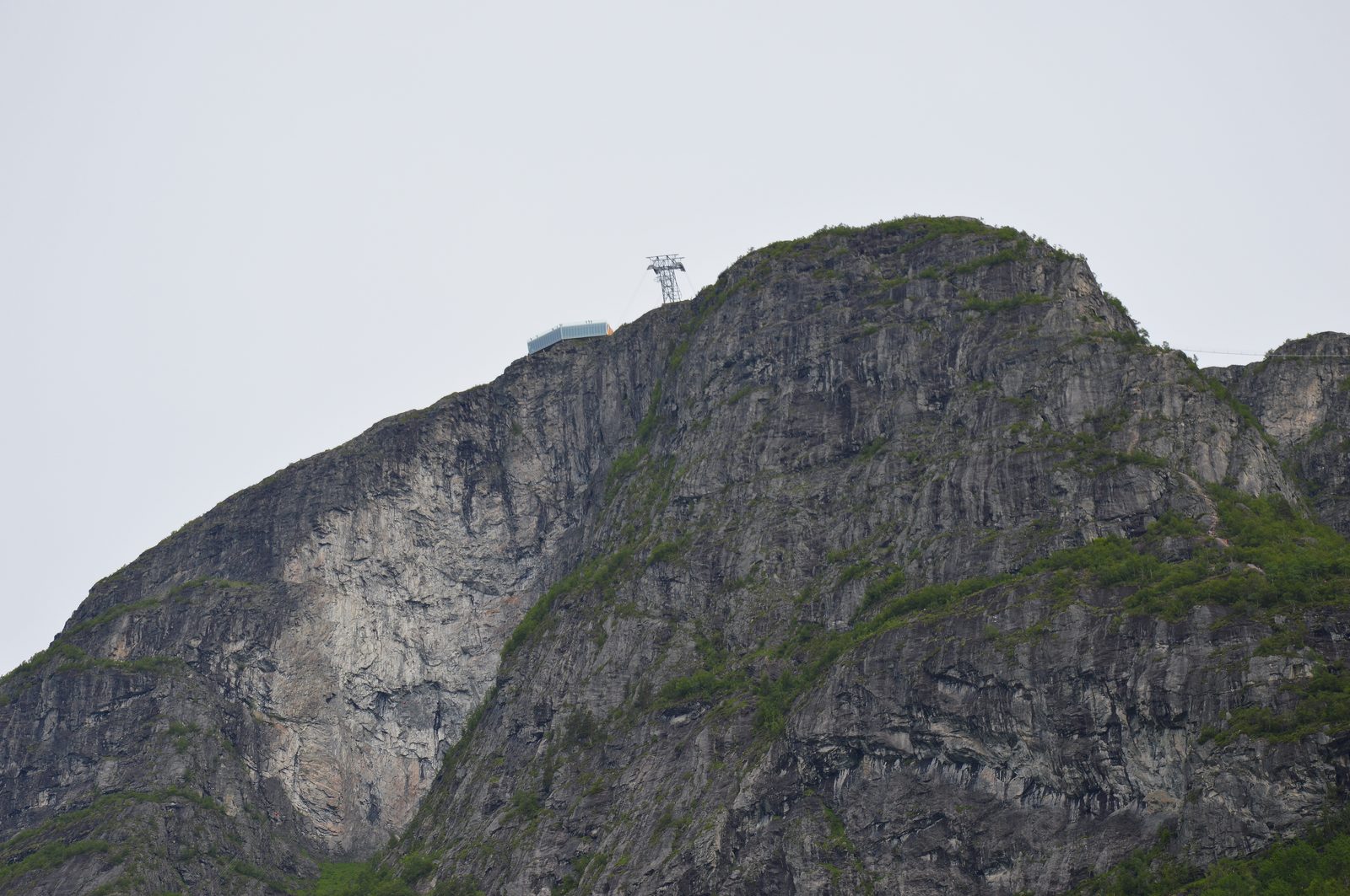 Loen Skylift-gondolen i bratt fjellvegg over Nordfjorden med Hoven som målpunkt