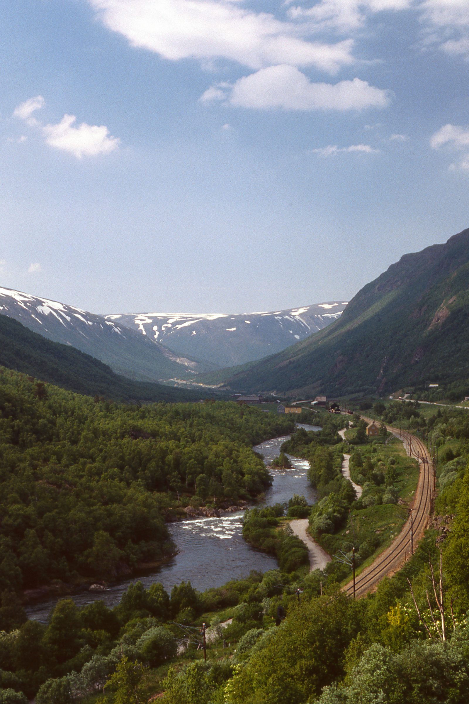 Raftingflåte i klasse 2–4 stryk på elva Driva i Drivdalen sør for Oppdal