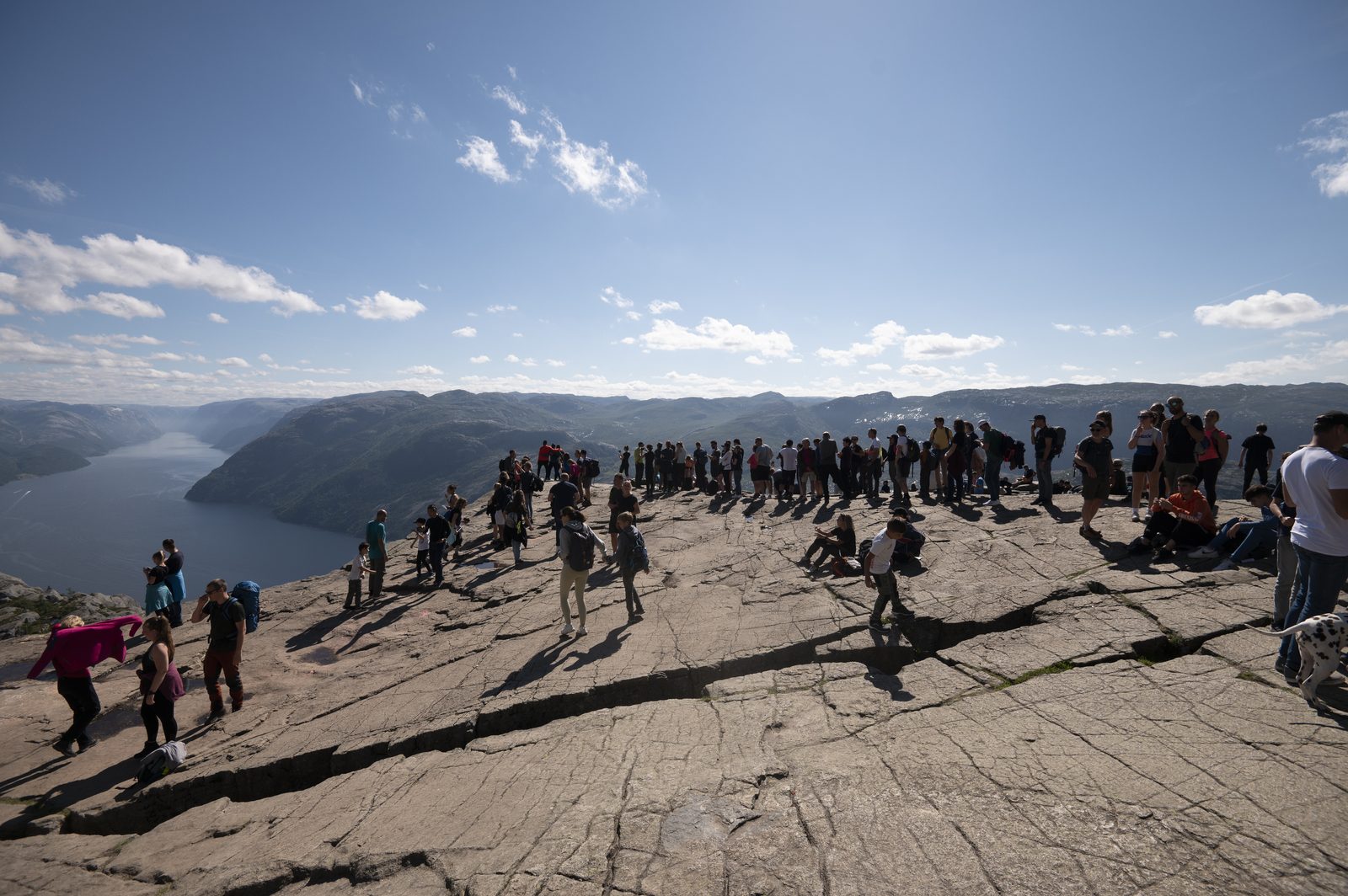 Preikestolen — den kvadratiske fjellhylla 604 moh som stuper rett ned i Lysefjorden i Strand kommune, Rogaland