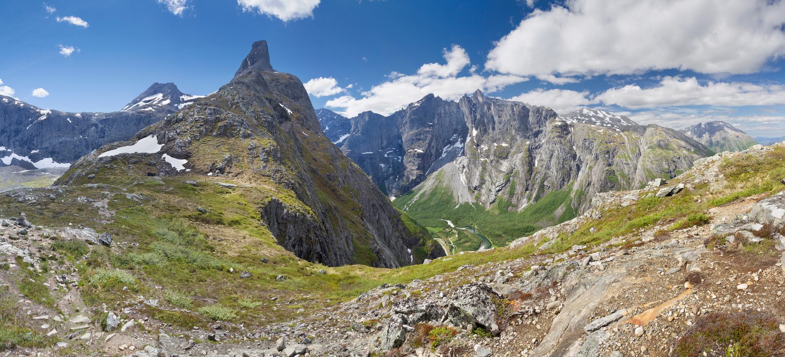 Utsikt fra Romsdalseggen mot Romsdalshornet og Vengedalen i Rauma
