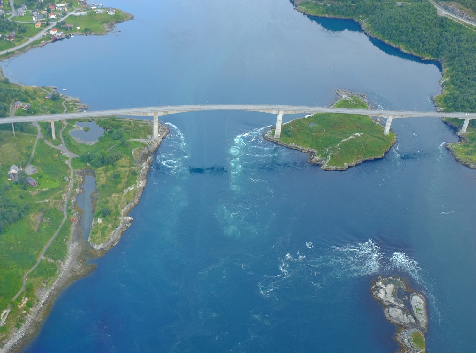 Luftfoto av de mektige virvlene i Saltstraumen tidevannsstrøm utenfor Bodø