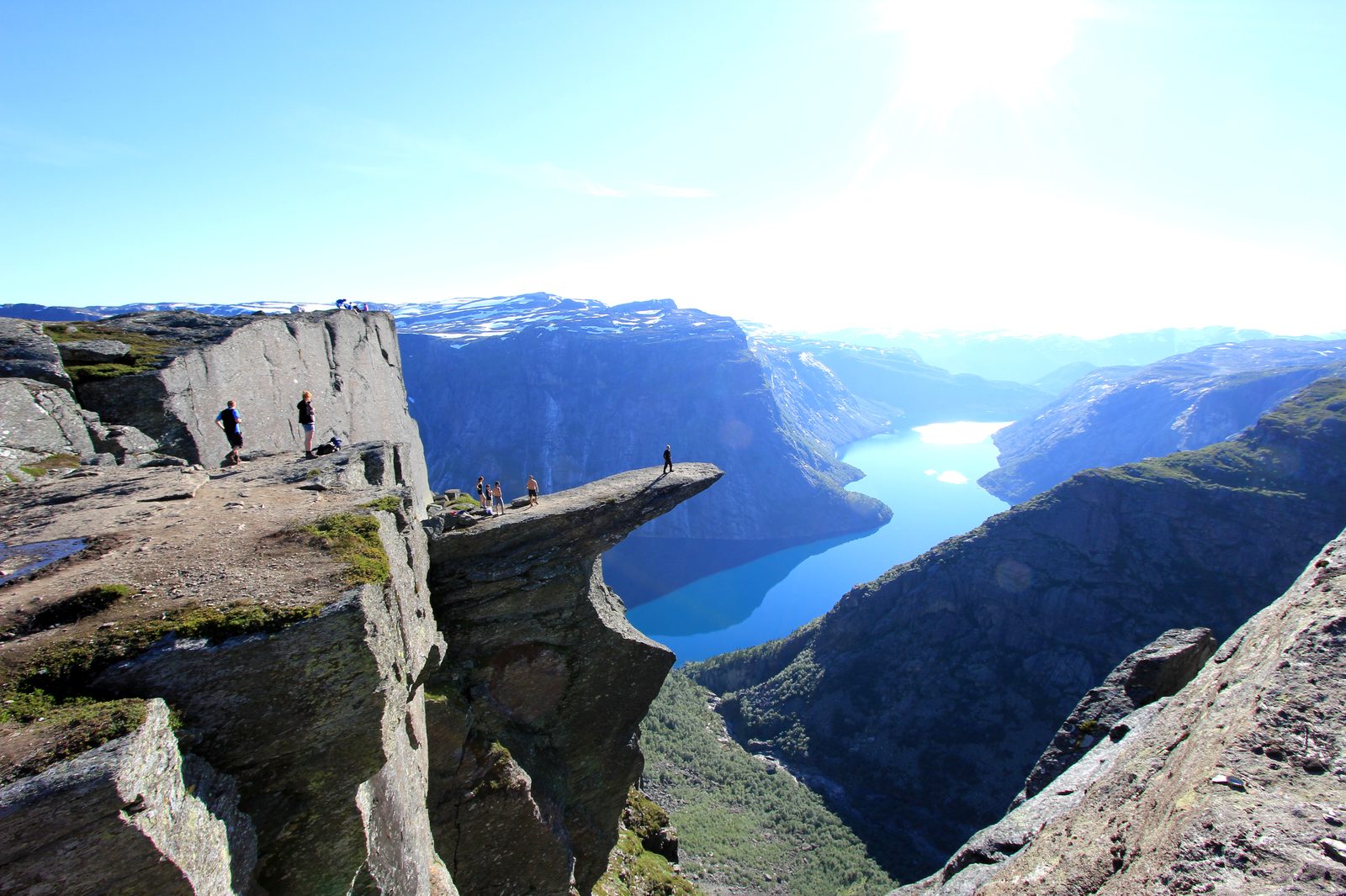 Trolltunga – horisontal steinhylle 700 meter ut over Ringedalsvatnet, 1100 moh i Skjeggedal