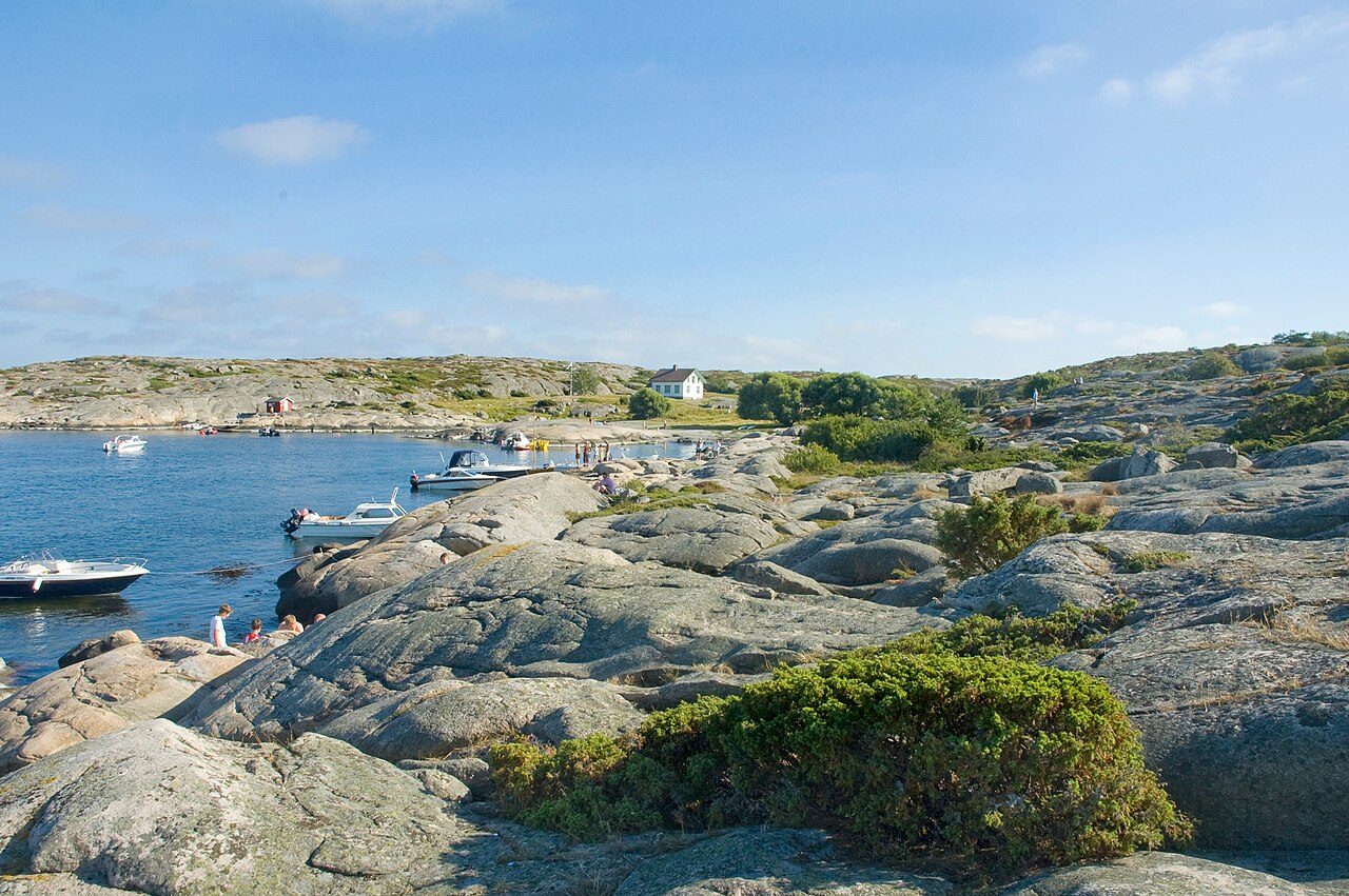 Akerøy fort på Festningsholmen i Ytre Hvaler nasjonalpark, med svaberg og sjø rundt