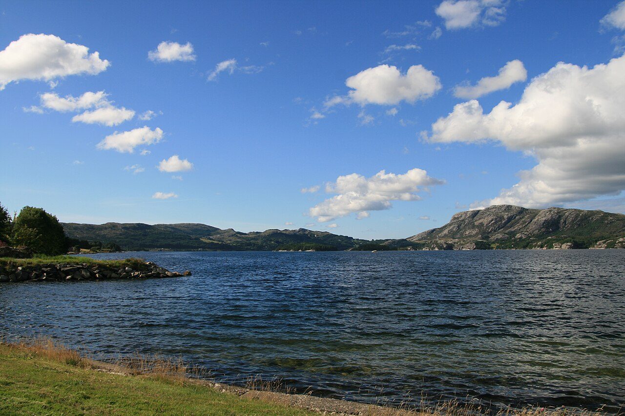 Aksdalvatnet i Tysvær, ferskvannsbadeplass på Haugalandet i Rogaland