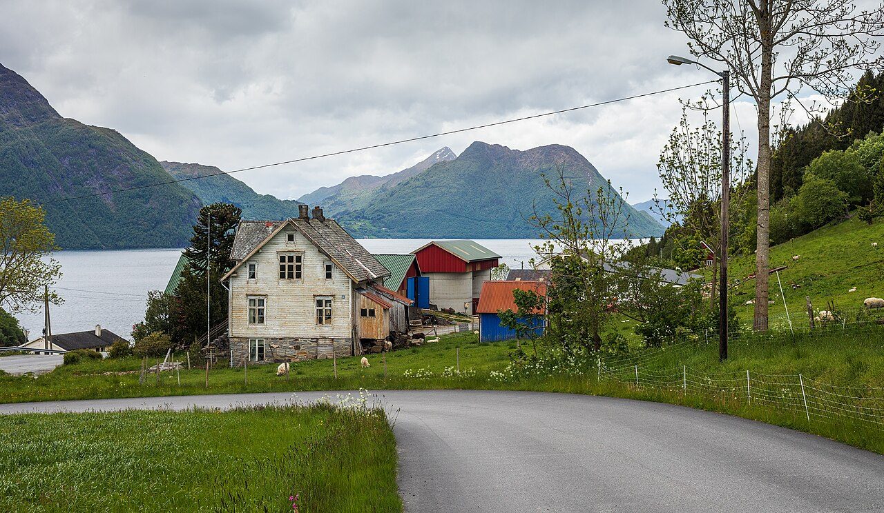 Akslevollvatnet, ferskvannsbadeplass i fjellet ovenfor Vaksvika i Ålesund kommune