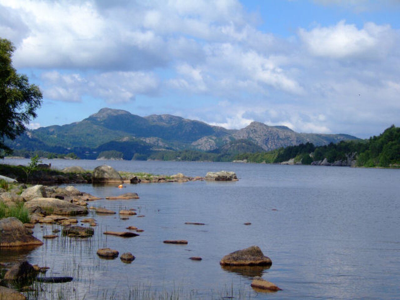 Lutsivassdraget med rolig ferskvann og skogkledde åser nær Alsvik badeplass i Sandnes