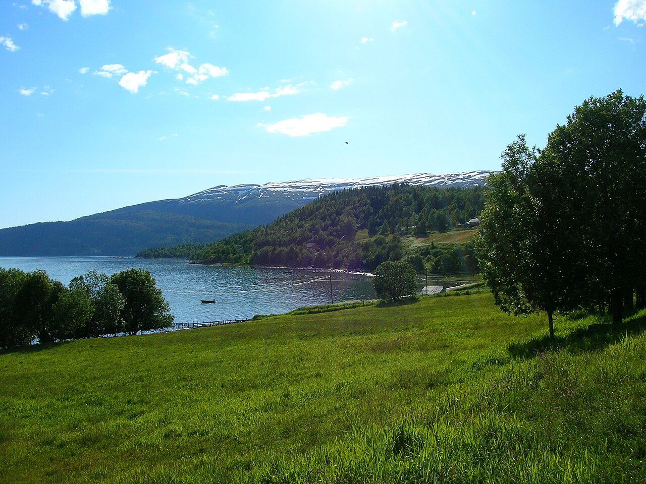Sandstrand og svaberg ved Ranfjorden i Alteren, Rana kommune