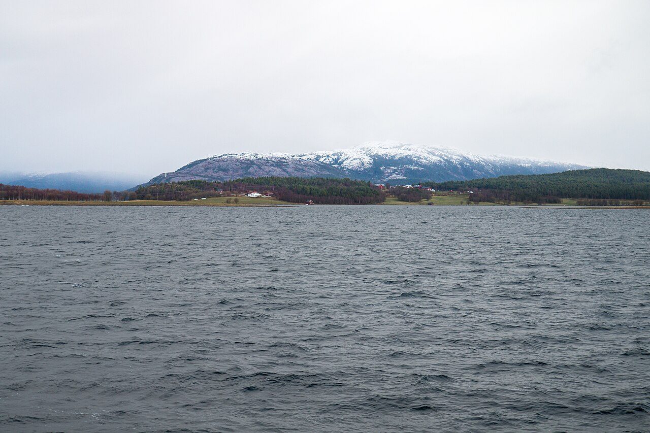 Sandstrand ved Angelskjæret der Namsenelva renner ut i Namsenfjorden, Namsos
