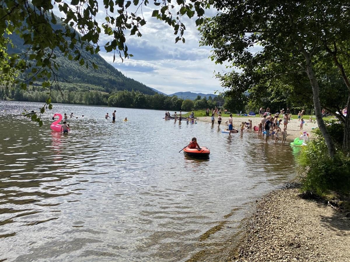 Sandstrand og flytebrygge ved Årneset friluftsområde ved Rotevatnet i Volda