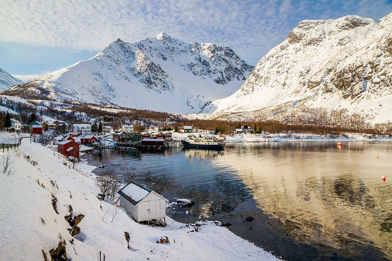 Årøyholmen i Lyngenfjorden — vernet øy med gapahuk og kaianlegg