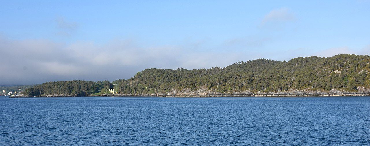 Årsundøya friluftsområde i sjøen ved Årsund i Tingvoll kommune, Møre og Romsdal