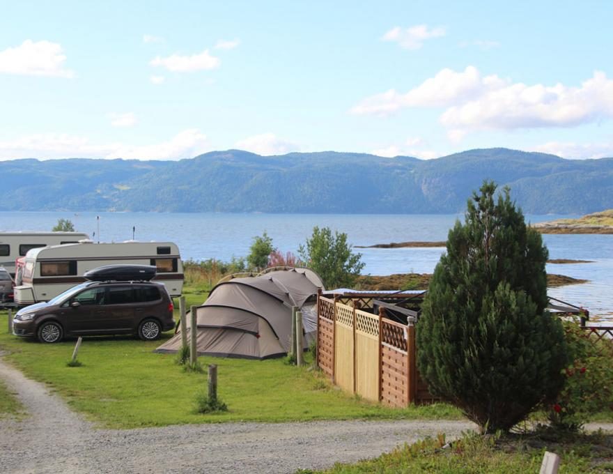 Sandstrand og badeplass ved Åsholmen camping på Frosta-halvøya i Trondheimsfjorden.