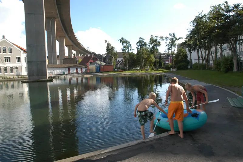 Badedammen i Stavanger sentrum med sandstrand, brygger og sjøvann pumpet inn fra fjorden.