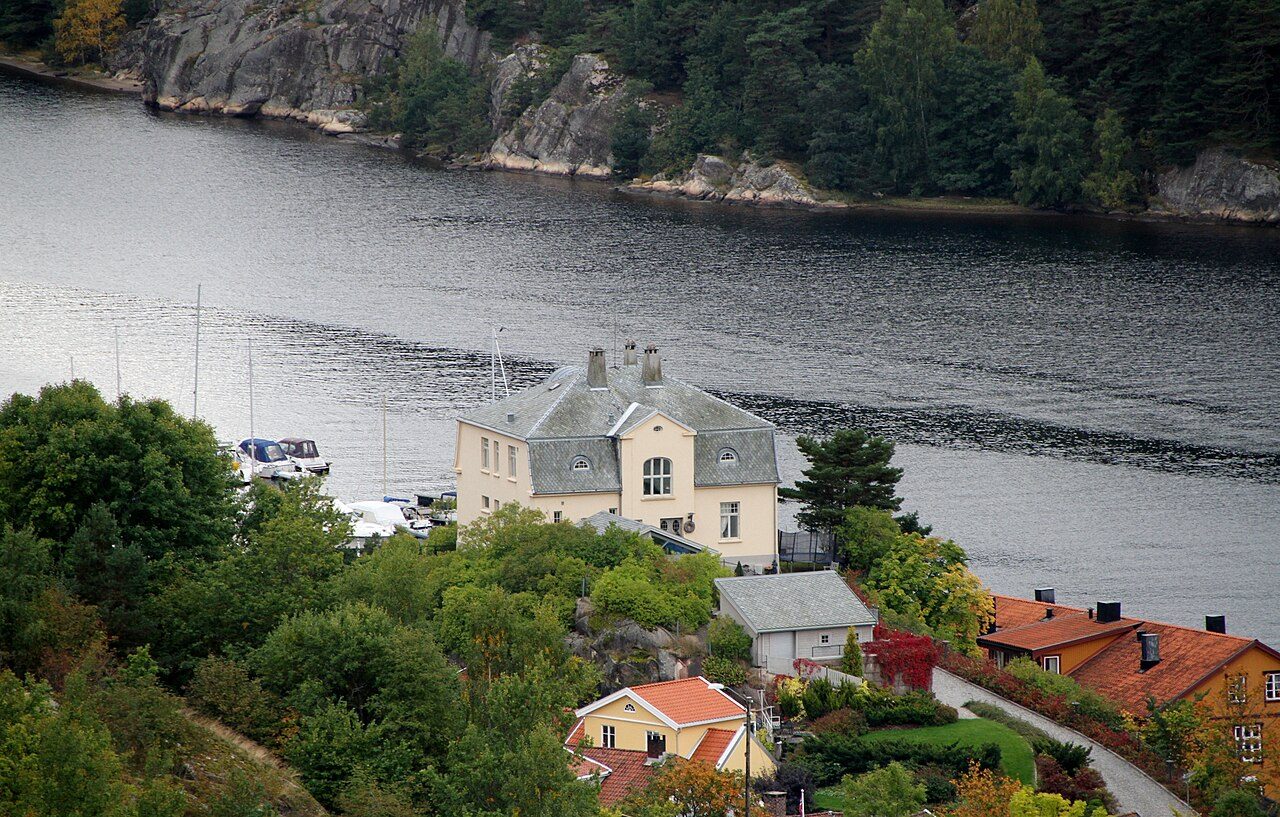 Sandstrand med gressplen ved Iddefjorden, Bakke Camping i Halden