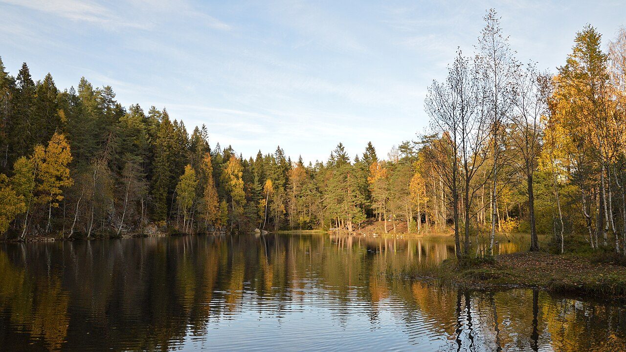 Båntjern omkranset av skog og steiner i Nordmarka, Oslo