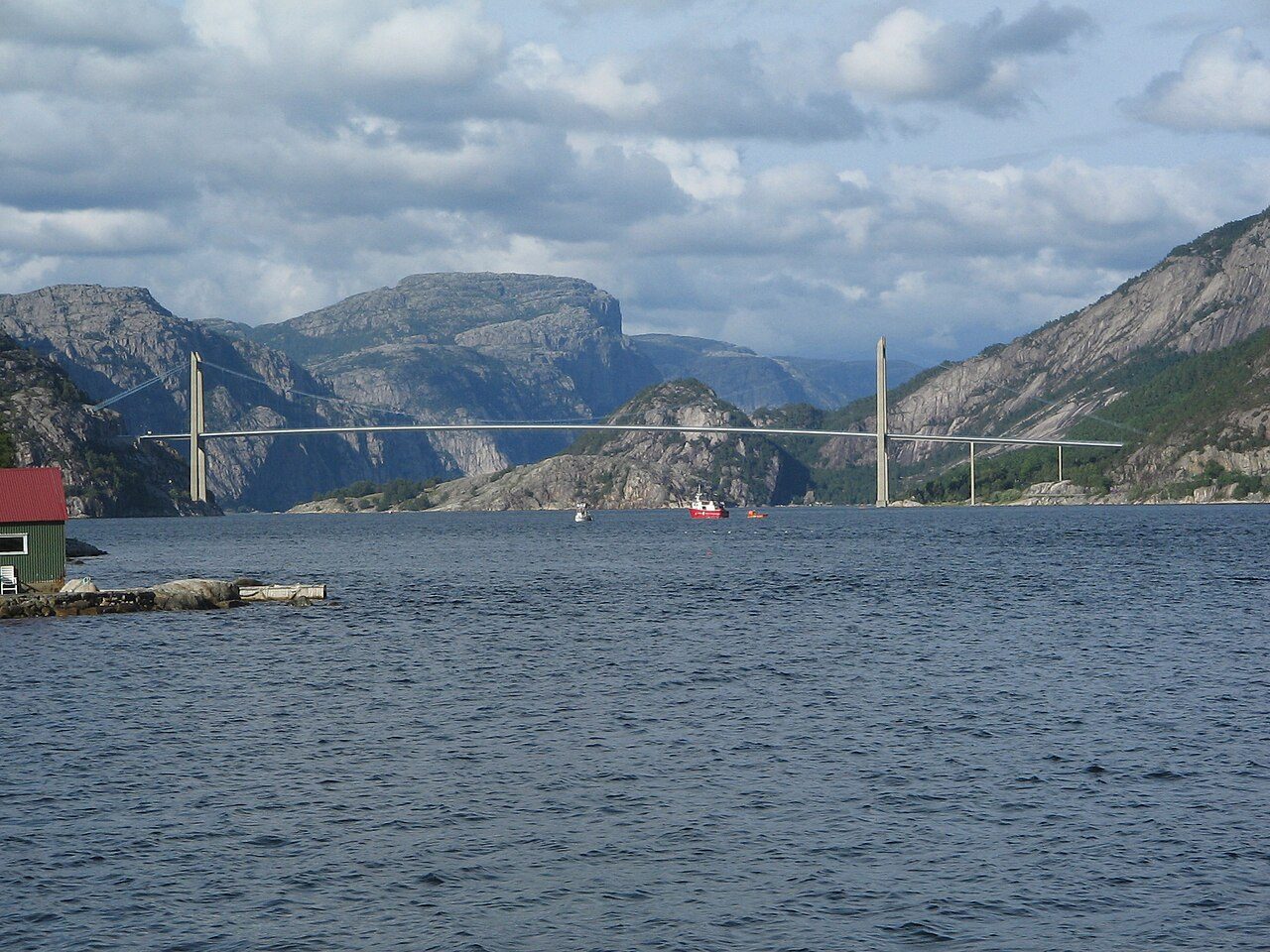 Forsand tettsted ved utlopet av Lysefjorden, samme landskap som badeplassen Bergekleiva