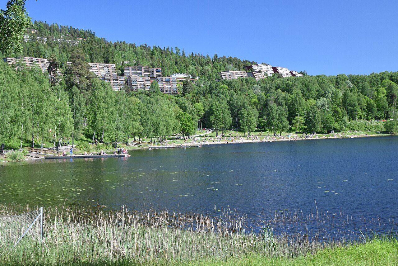 Sandstrand og badebrygger ved Bogstadvannet i Vest-Oslo
