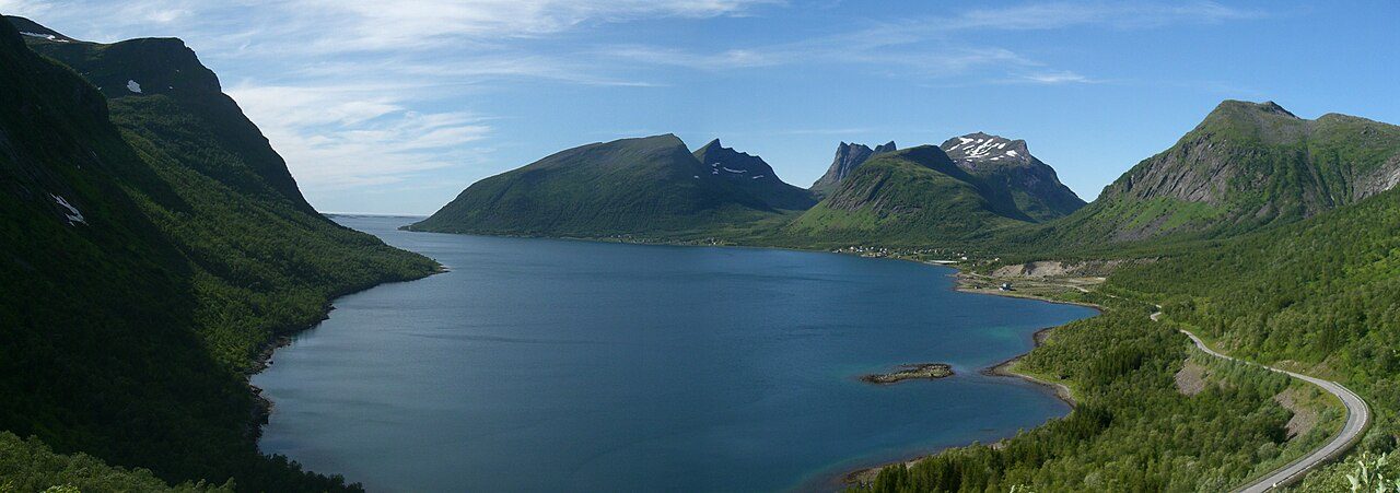 Lang sandstrand ved Bøvær på ytre Senja med rolig vann i Bergsfjorden