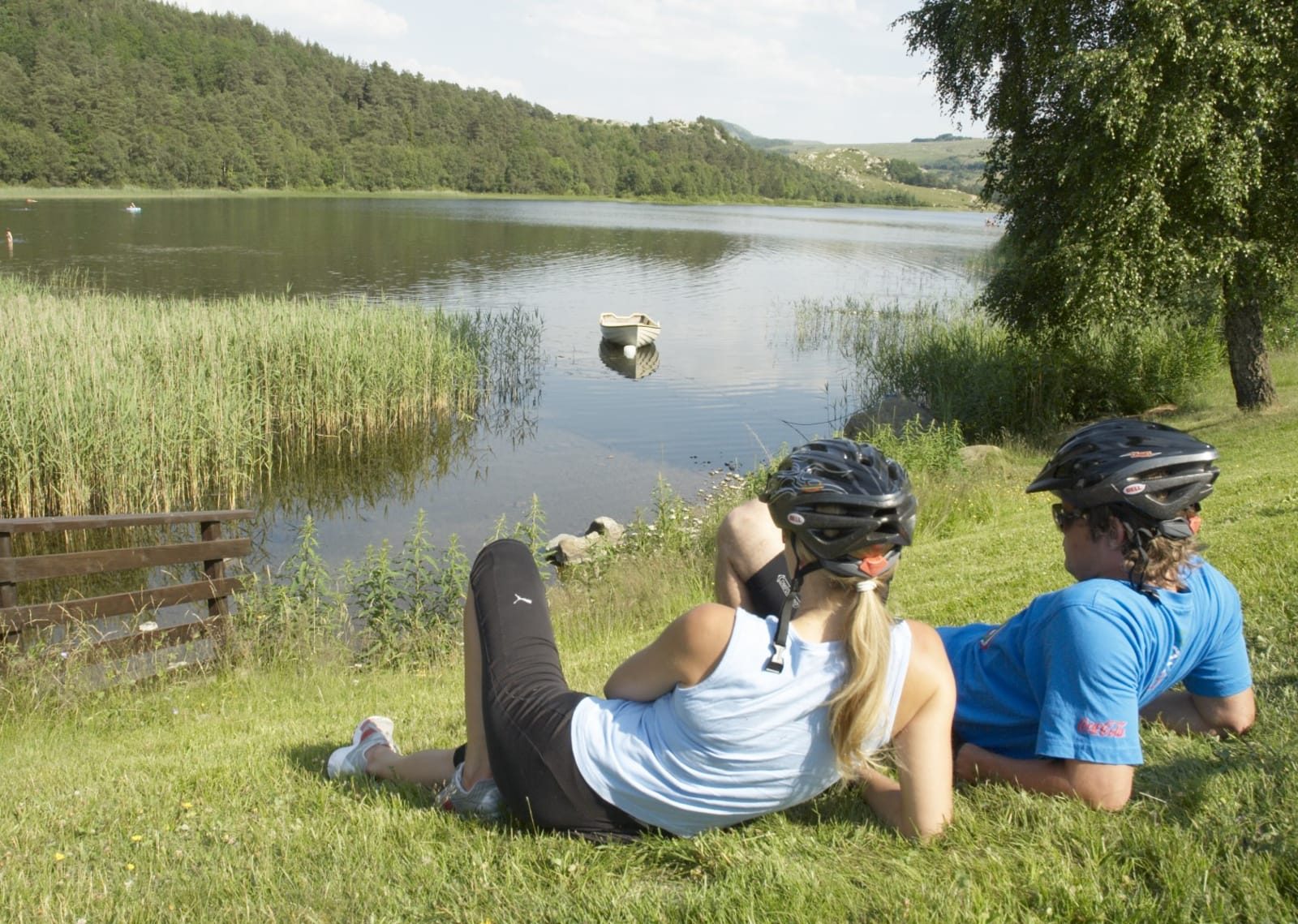 Brååsteinsvatnet sett mot nordenden ved Osli, med sandstrand og brygge ut i ferskvannet