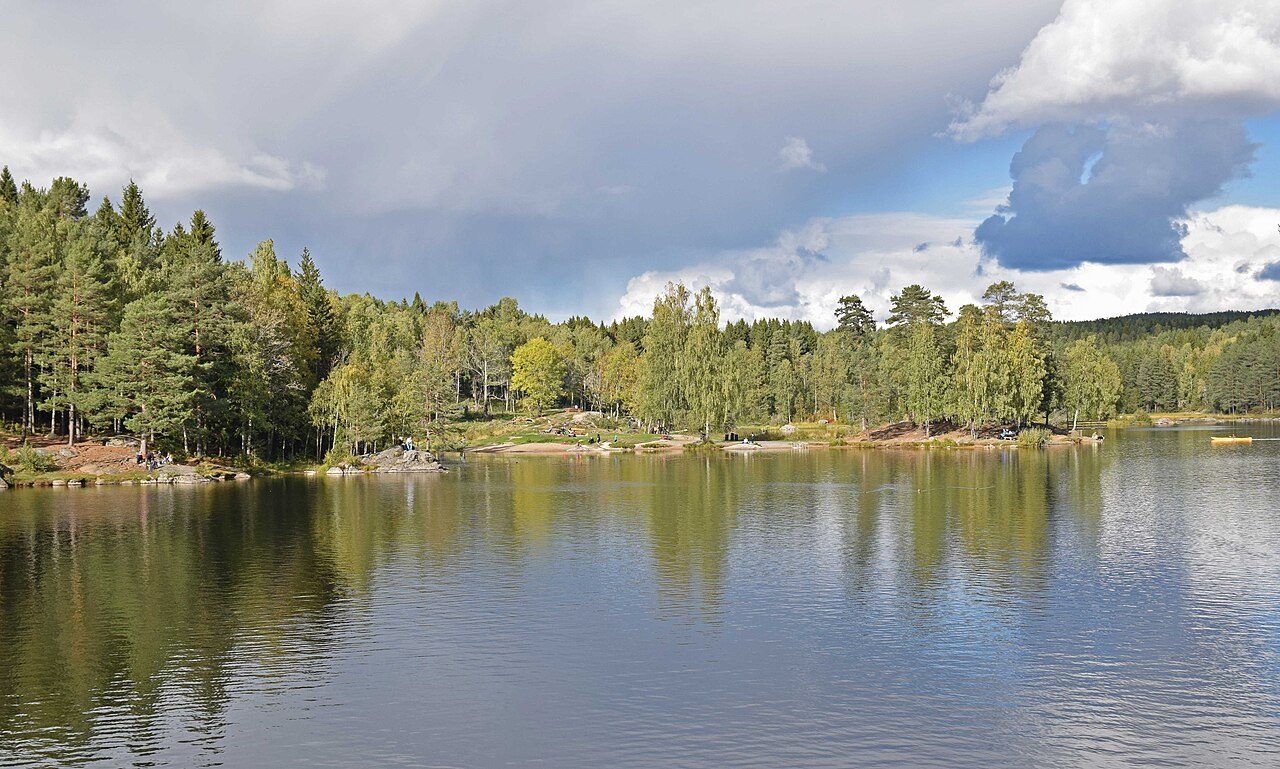 Sandstrand og gressplen ved Bråten badeplass i Nøklevann, Østmarka