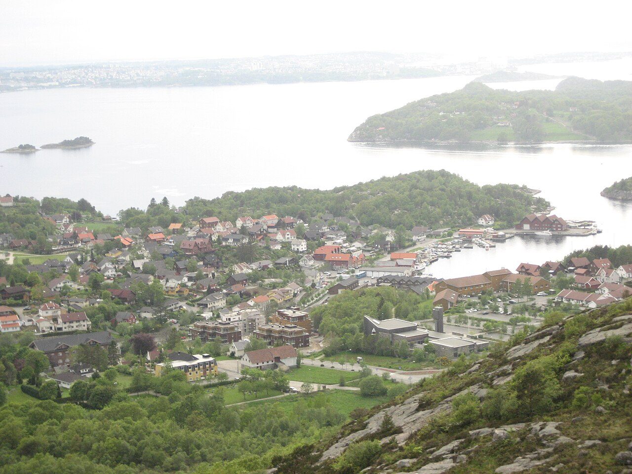 Hommersåk tettsted sett fra Hommersandfjellet med Riskafjorden, der Breivik badeplass ligger på vestsiden av halvøya