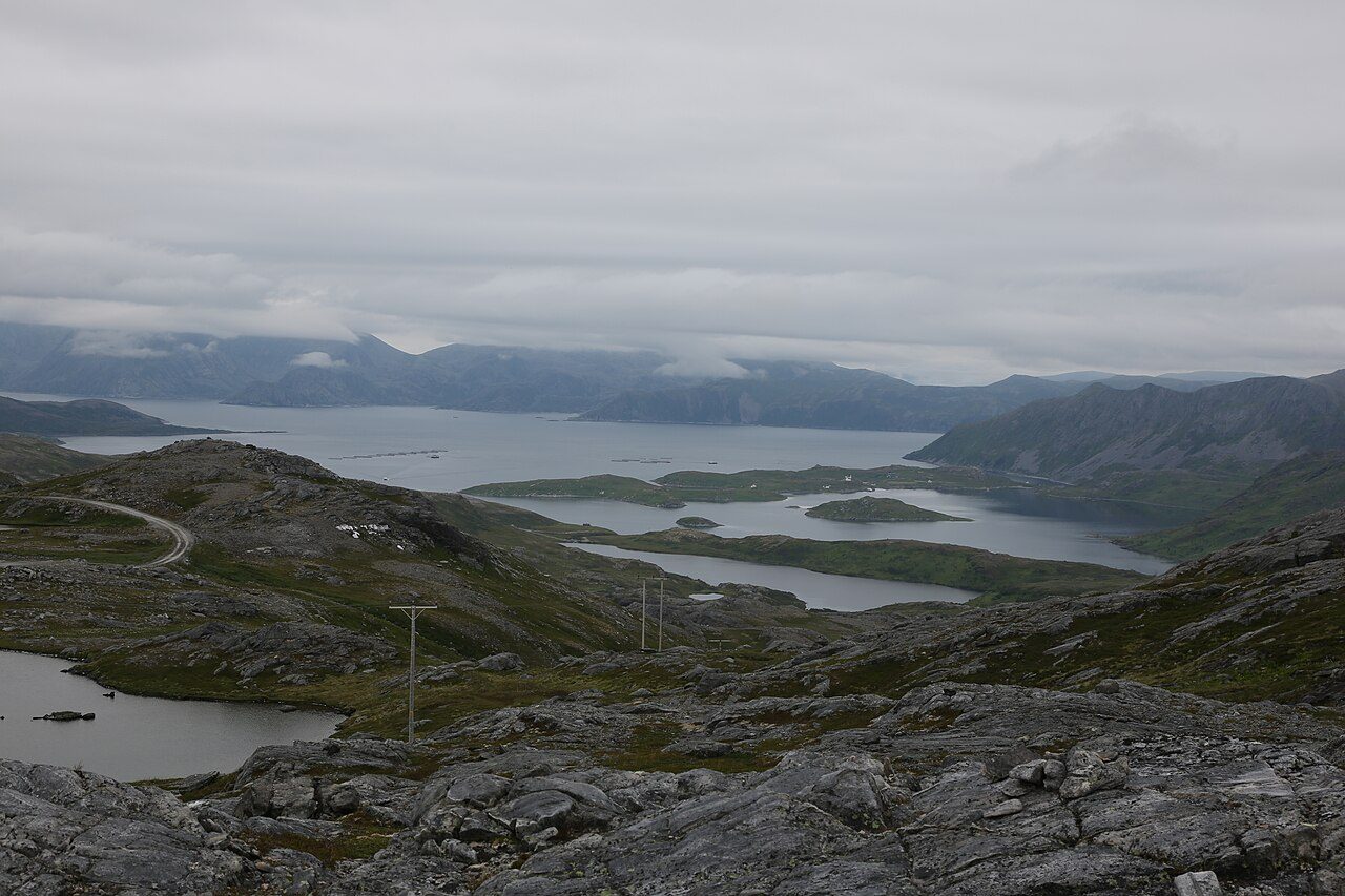 Fjordbukt ved Dønnesfjord på Sørøya i Hasvik kommune, Finnmark