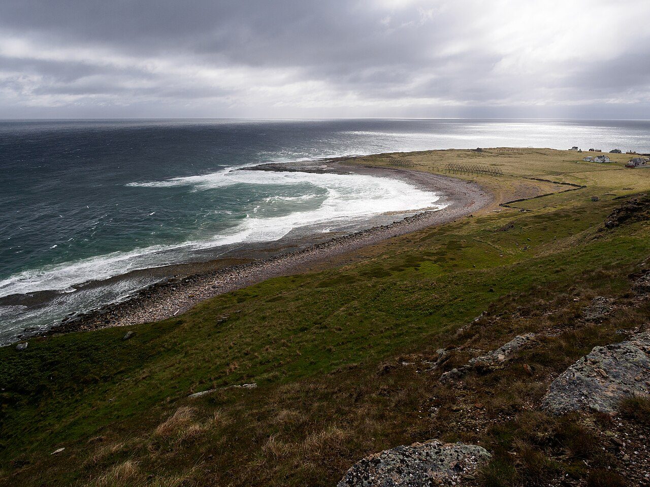 Sandstrand på Ekkerøy med fuglefjellet i bakgrunnen, Varangerfjorden, Finnmark