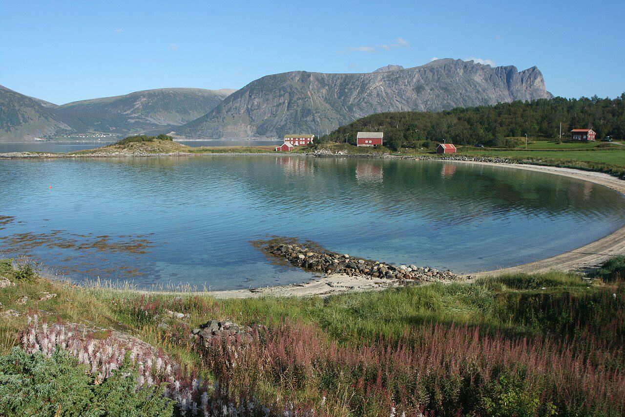 Sandstranden i Vågen ytterst på Elgsneset i Harstad, med utsikt mot Toppsundet