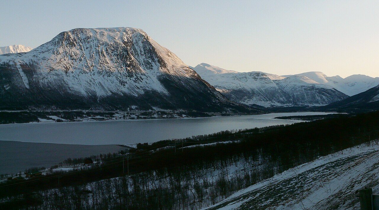 Tilrettelagt sti langs Nordkjoselva i Elveparken med flytebrygge og fjordutsikt