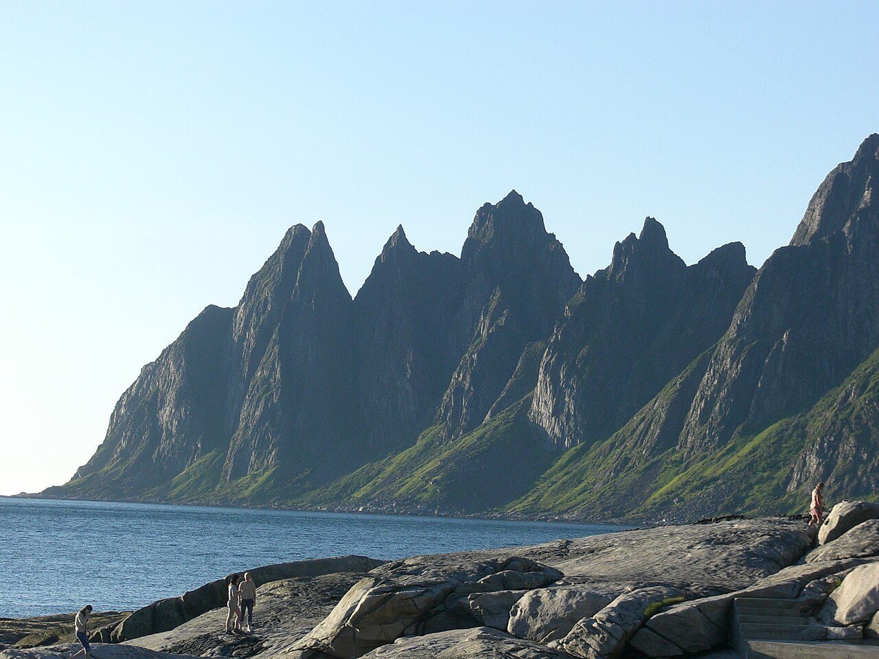 Ersfjordstranda på Senja med hvit sand og kvasse fjelltopper rundt fjorden