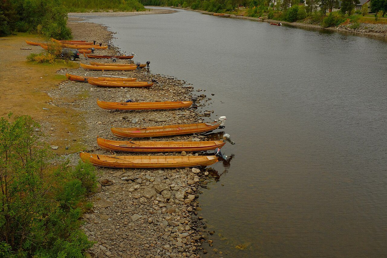 Gakorivannet i Alta — ferskvannsbad med badebrygge og sandstrand