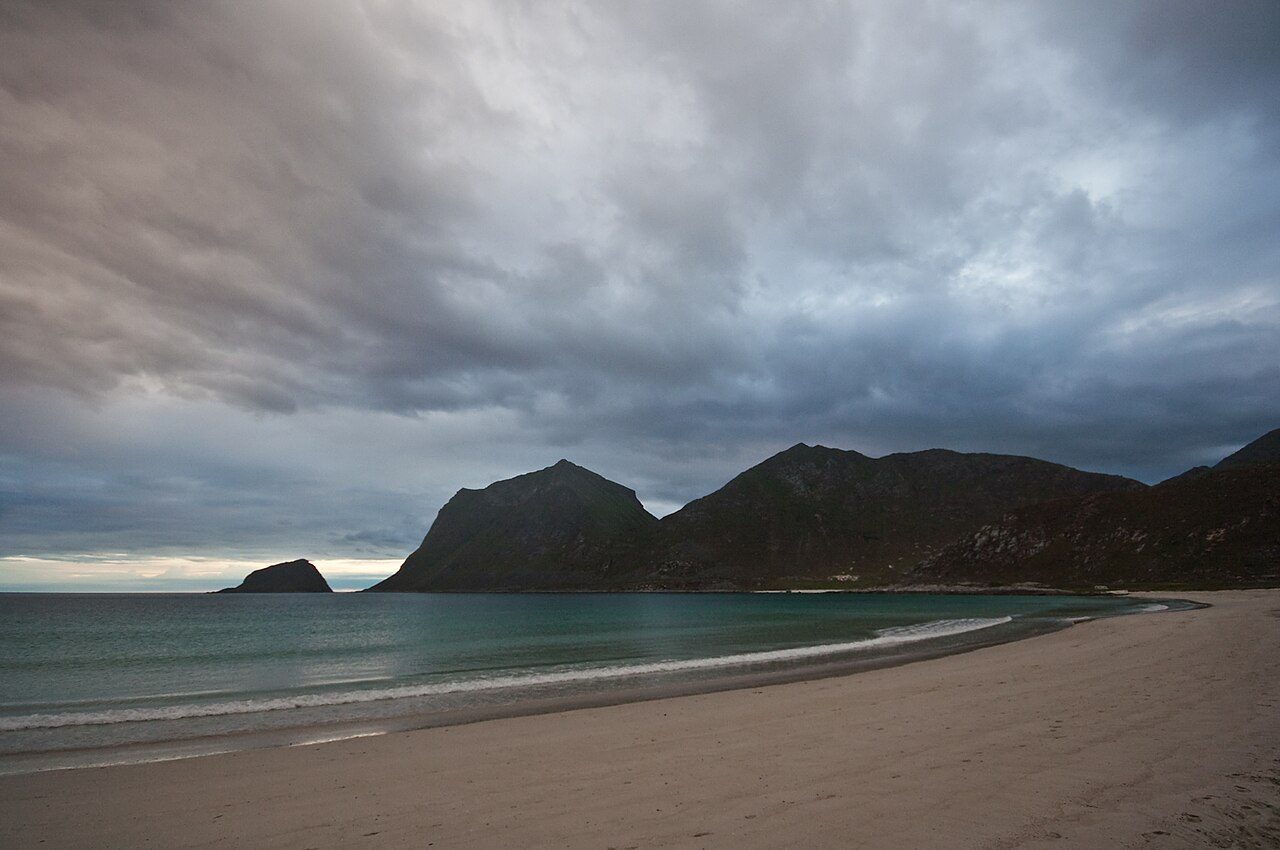 Hauklandstranda i Lofoten med hvit sand og turkis hav