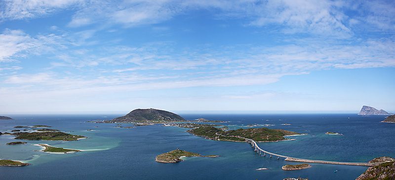 Panorama over Sommarøy-øygruppen med turkist hav, hvite sandstrender og broen i forgrunnen