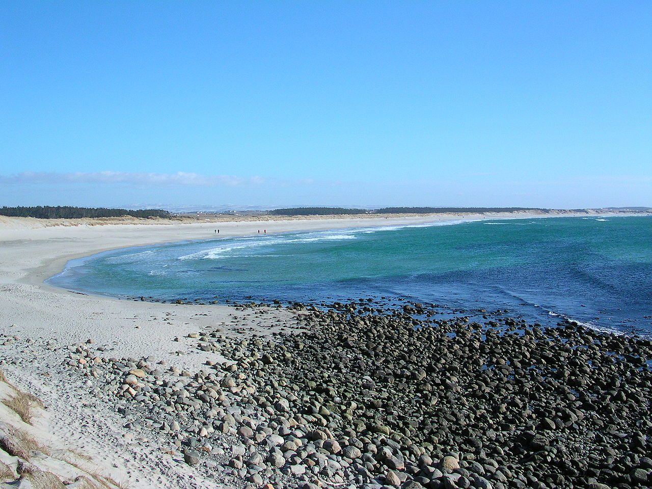 Sandstrand og dynelandskap ved Orrestranda i Klepp på Jæren, sett i klart vær