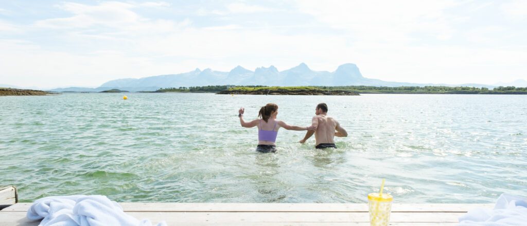 Bading ved Rakelfjæro på Tenna i Herøy en solrik sommerdag