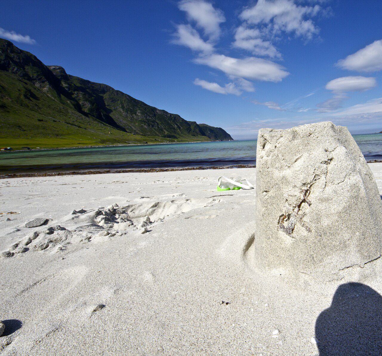 Refviksanden på nordsiden av Vågsøy med hvit skjellsand og åpent hav