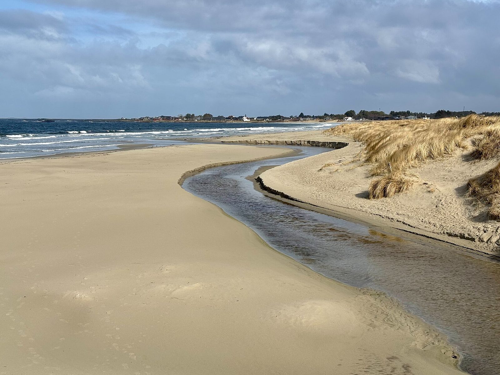 Bred sandstrand på Solastranden med sanddyner og kystlinje mot havet på Jæren