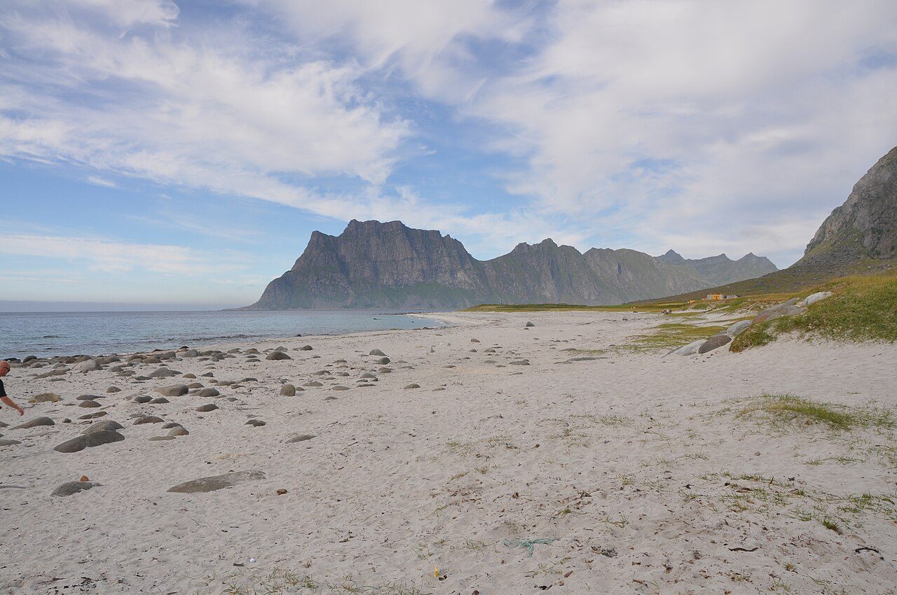 Uttakleiv strand på Vestvågøy i Lofoten med hvit sand, rullesteiner og fjellkulisse