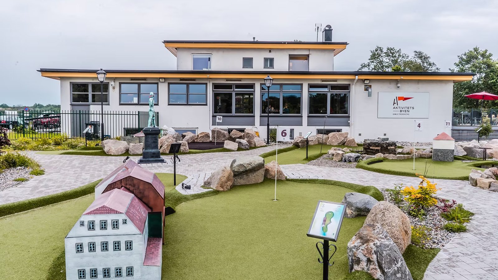 Die Adventuregolf-Anlage vor dem Clubhaus auf Aktivitetsbyen Gamle Fredrikstad mit Miniaturhäusern und Putting-Greens