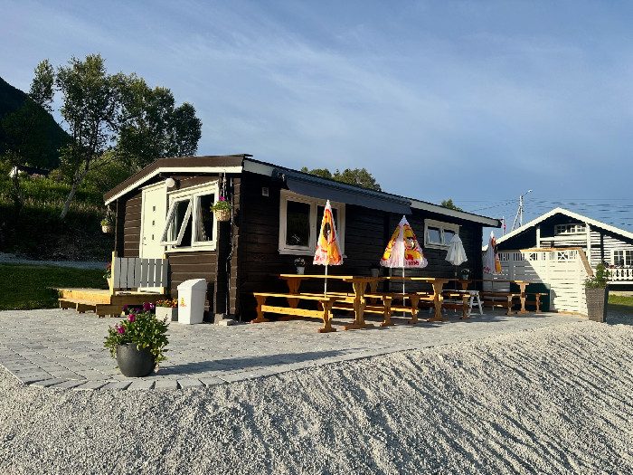 Bobiler på strømplasser ved Alteidet Camping med Lille Altafjord i bakgrunnen