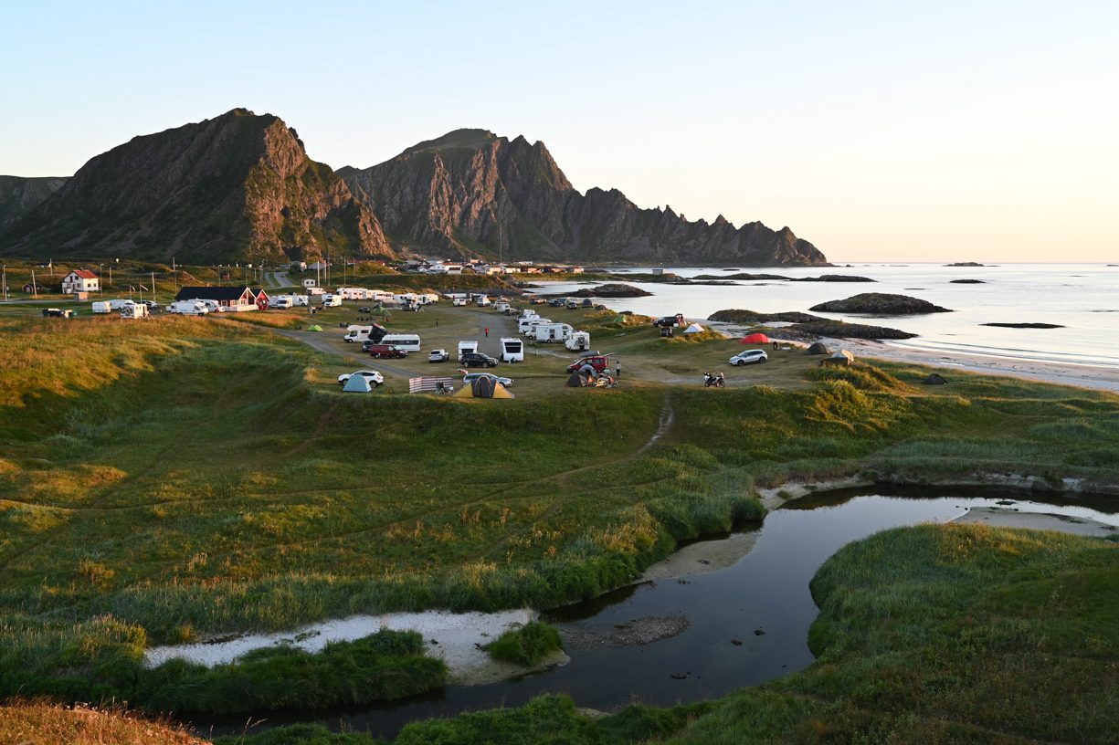 Bobilplasser og sandstrand på Andenes Camping