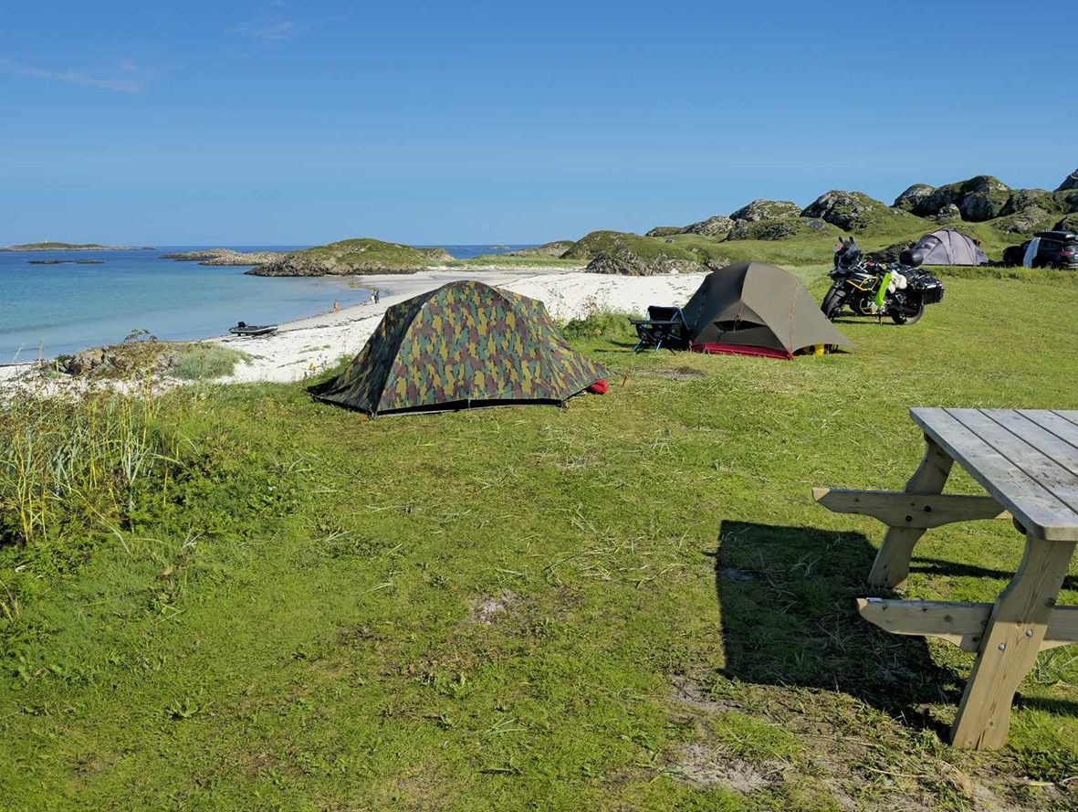 Strand og kystlinje ved Andenes Camping på Andøya