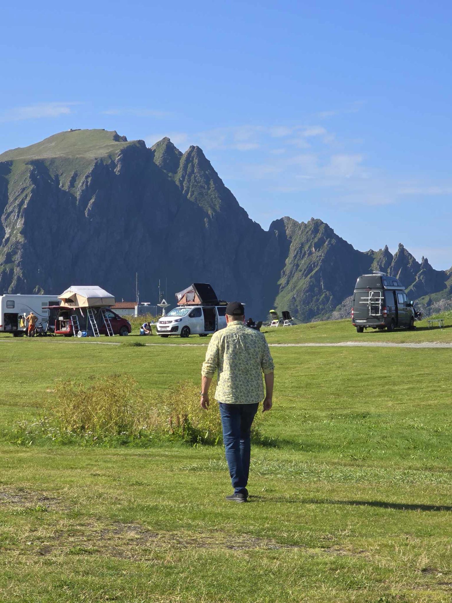 Andenes Camping ved hvit sandstrand på Andøya med hav og fjell i bakgrunnen