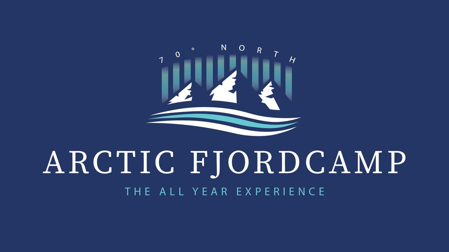 Bobiler og hytter på fjordkanten ved Arctic FjordCamp i Burfjord, Kvænangen, med fjell og nordlyshimmel i bakgrunnen