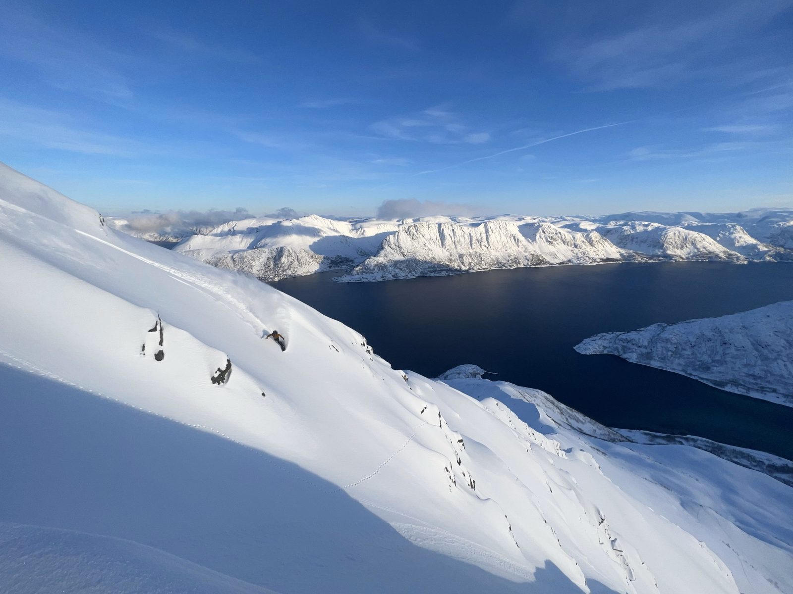 Fjordcamping ved Øksfjorden i Loppa kommune med Finnmarksalpene i bakgrunnen