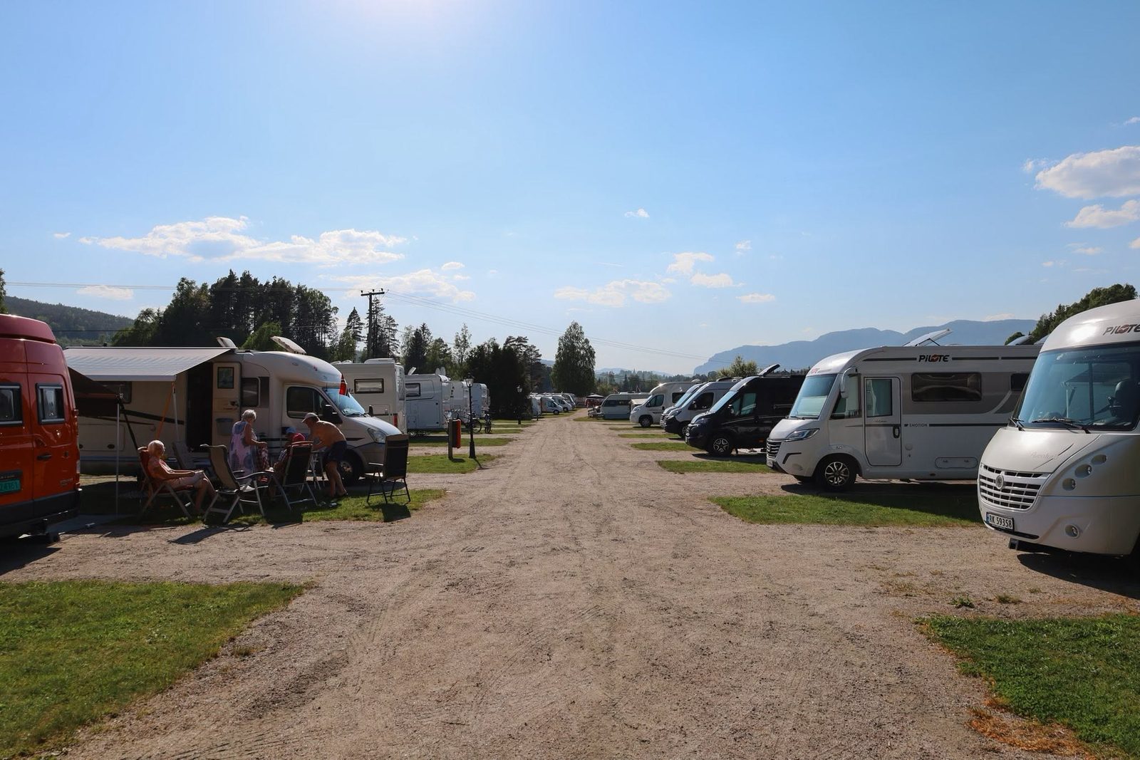 Campingvogner og hytter på Åsgrav Familiecamping ved Bøelva i Telemark