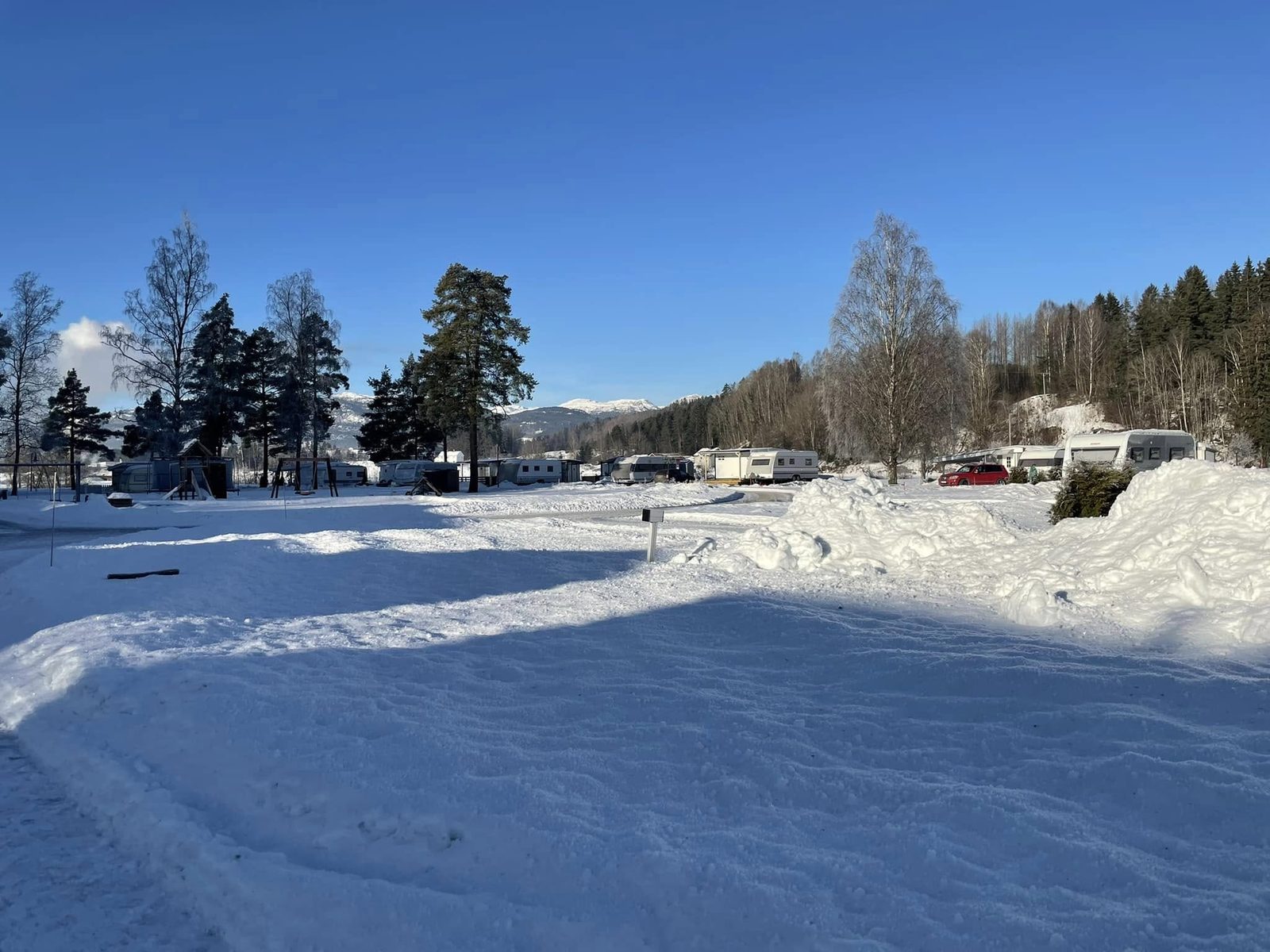 Oppstillingsplasser og grøntområder på Åsgrav Familiecamping i Telemark