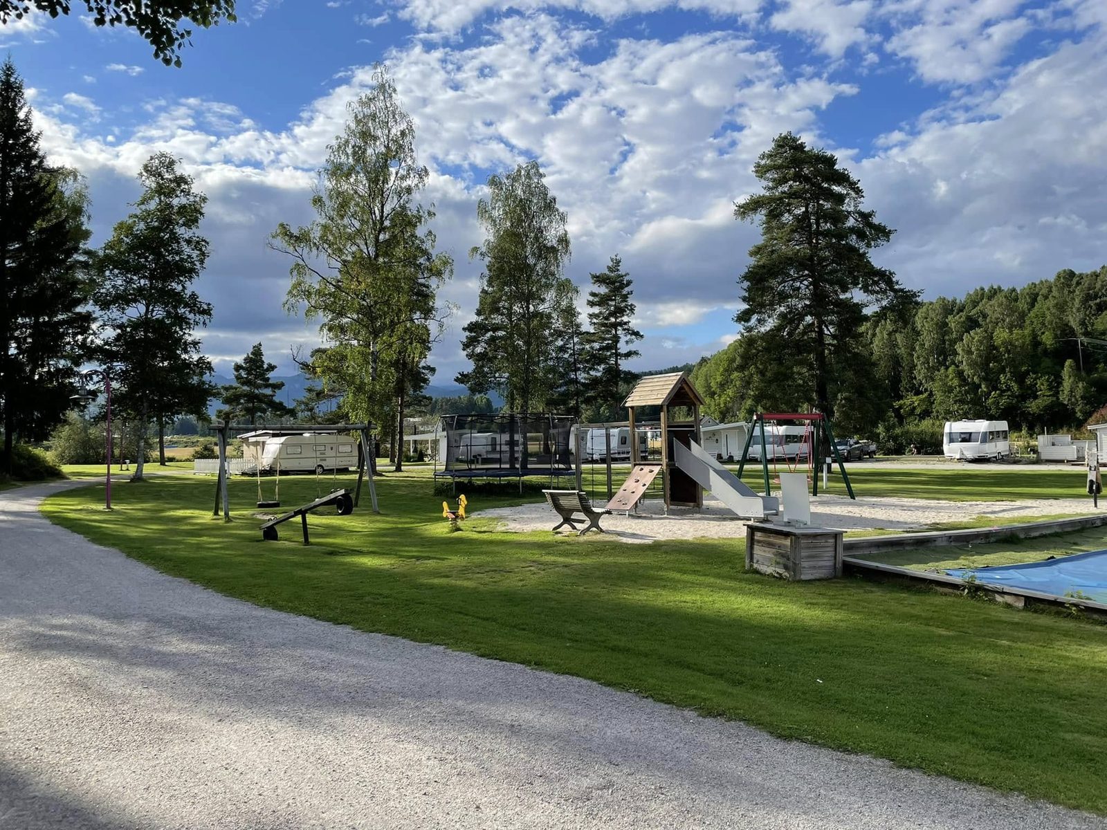 Elvenært campingmiljø på Åsgrav Familiecamping ved Bøelva