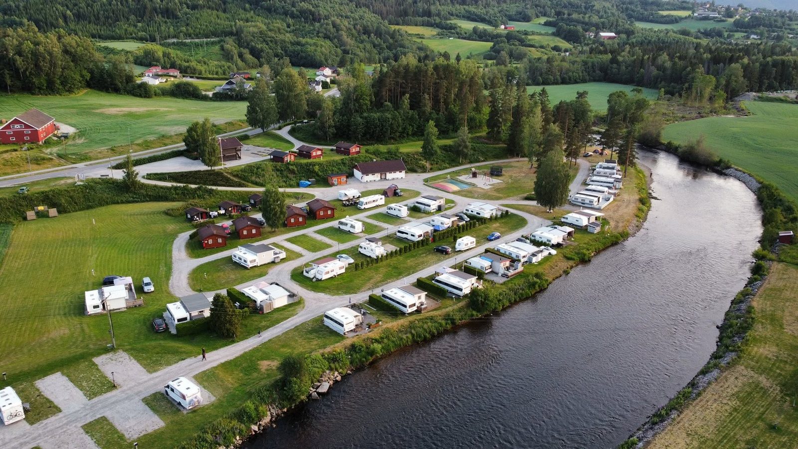 Luftfoto av Åsgrav Familiecamping med bobiler og campingvogner ved Bøelva i Telemark